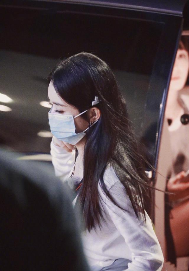 赵丽颖|赵丽颖小机灵鬼！用创可贴给包包上的美人鱼防走光