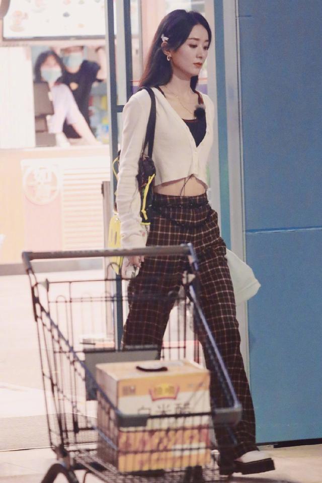 赵丽颖|赵丽颖小机灵鬼！用创可贴给包包上的美人鱼防走光