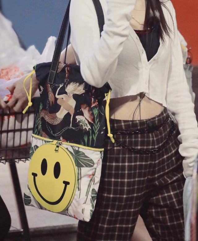 赵丽颖|赵丽颖小机灵鬼！用创可贴给包包上的美人鱼防走光