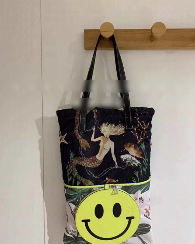 赵丽颖|赵丽颖小机灵鬼！用创可贴给包包上的美人鱼防走光