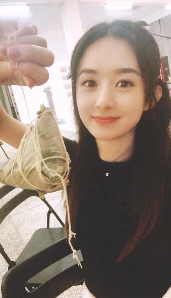 赵丽颖|赵丽颖小机灵鬼！用创可贴给包包上的美人鱼防走光