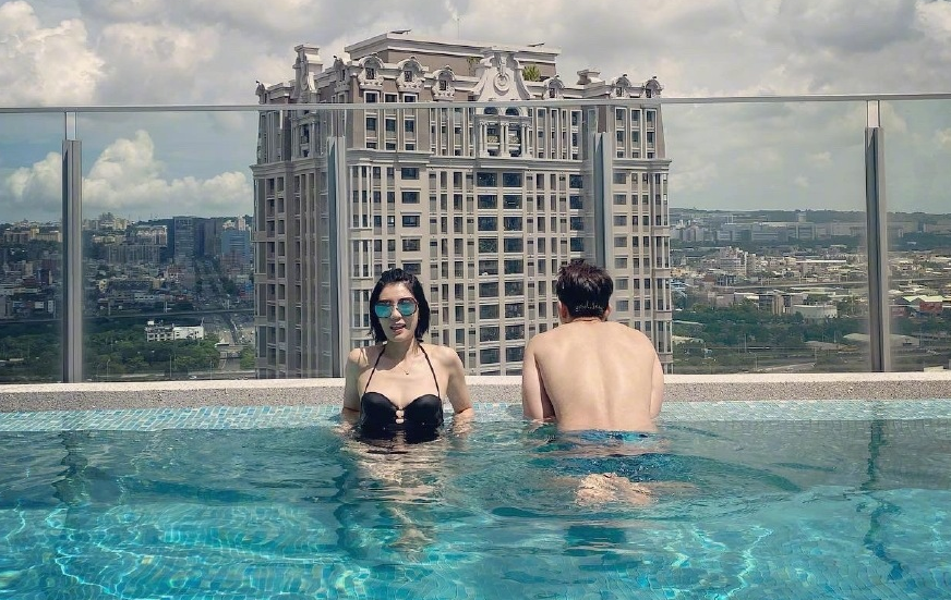 修杰楷|修杰楷晒两女儿近照，咘咘波妞穿姐妹装可爱凹造型，小表情萌翻