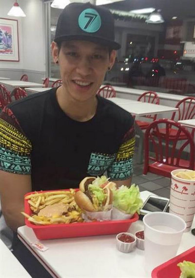 詹皇吃垃圾食品飞人也通宵打牌周琦吃鸡蛋灌饼为什么要被责怪