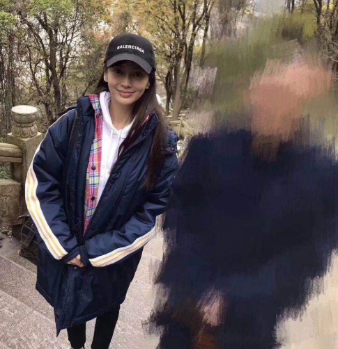 baby|有种“合影杀手”叫baby，站女网红中间：好家教是与生俱来的