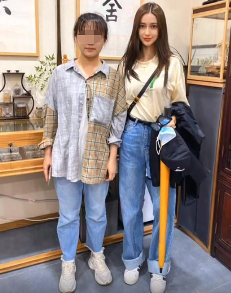 baby|有种“合影杀手”叫baby，站女网红中间：好家教是与生俱来的