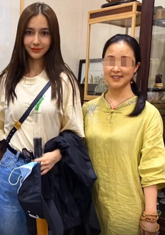 baby|有种“合影杀手”叫baby，站女网红中间：好家教是与生俱来的