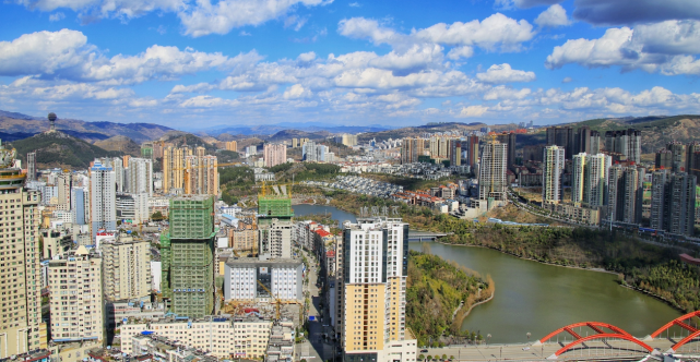 月亮山是位于盘州市的红果镇,从华家屯方向看去,月亮山就像一尊笑佛