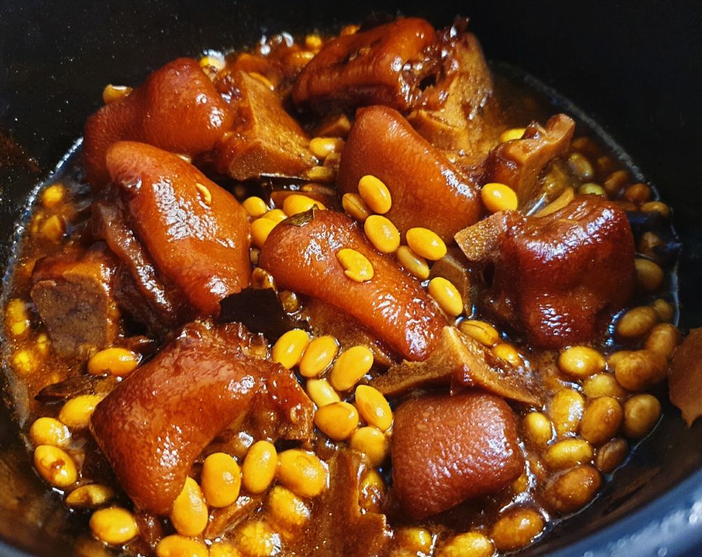 黄豆焖猪蹄胶原满满的大猪蹄子既美味又养颜真是让人难以抗拒