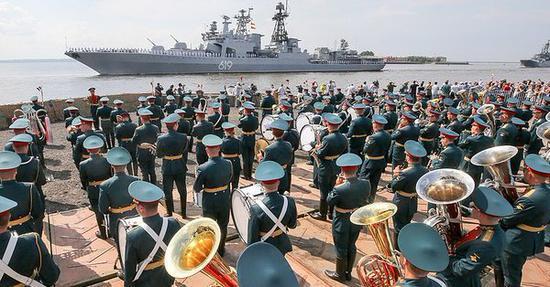 俄罗斯海军|俄罗斯海军大阅兵的非阅兵面，为什么军舰排队刷新漆