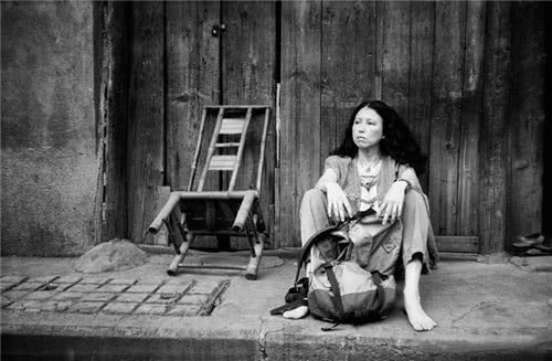 三毛|29年前，三毛在医院上吊自杀，王洛宾知道后连喝八瓶烈酒最终病倒