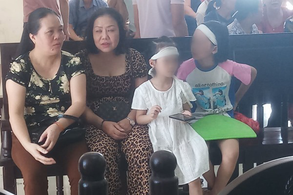 trang|女子不想和姐夫分手误杀表姐同事，如今在法庭上痛哭不敢抬头看人