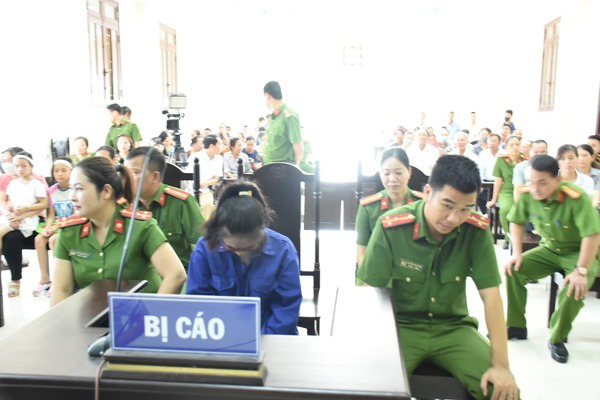 trang|女子不想和姐夫分手误杀表姐同事，如今在法庭上痛哭不敢抬头看人