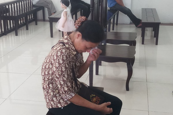 trang|女子不想和姐夫分手误杀表姐同事，如今在法庭上痛哭不敢抬头看人