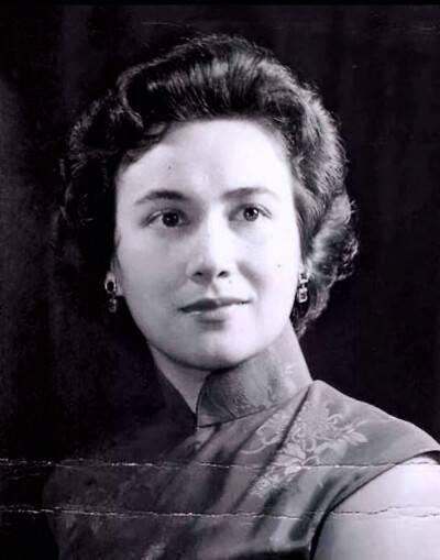 何鸿燊|赌王四位太太：二太精明，三太温婉，四太痴情，原配黎婉华一直被误会