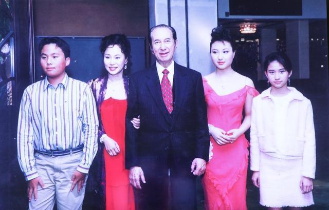 何鸿燊|赌王四位太太：二太精明，三太温婉，四太痴情，原配黎婉华一直被误会