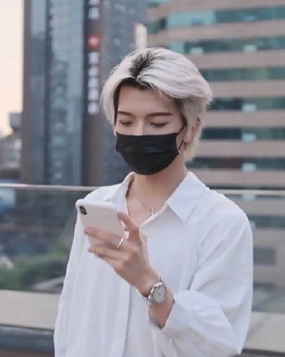 七鹤大人模仿女团卖萌,本以为是说说而已,看到效果:差点没认出