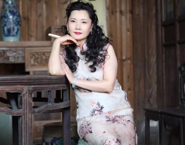 何赛飞真不服老,穿旗袍配海藻卷发太妩媚,55岁依旧风情万种