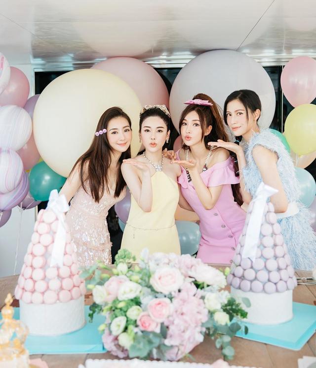 方媛|方媛参加船趴陪闺蜜庆生，束腰吊带裙尽显好身材，完全不像二娃妈妈