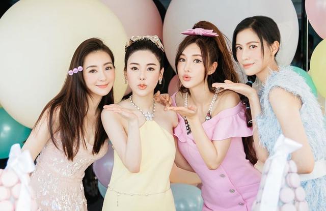 方媛|方媛参加船趴陪闺蜜庆生，束腰吊带裙尽显好身材，完全不像二娃妈妈