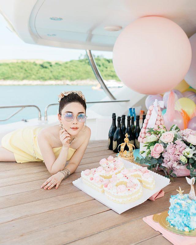 方媛|方媛参加船趴陪闺蜜庆生，束腰吊带裙尽显好身材，完全不像二娃妈妈