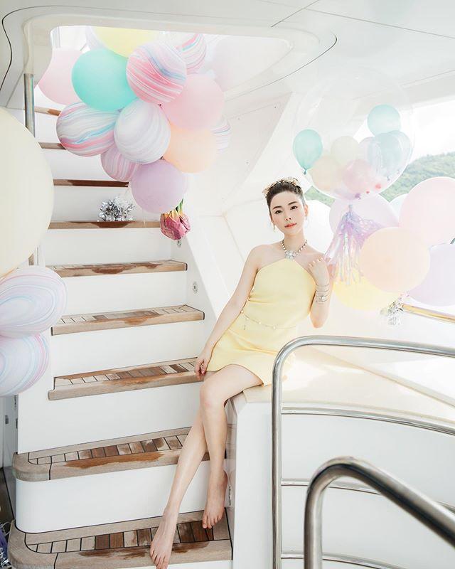 方媛|方媛参加船趴陪闺蜜庆生，束腰吊带裙尽显好身材，完全不像二娃妈妈