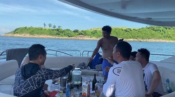 方媛|方媛参加船趴陪闺蜜庆生，束腰吊带裙尽显好身材，完全不像二娃妈妈