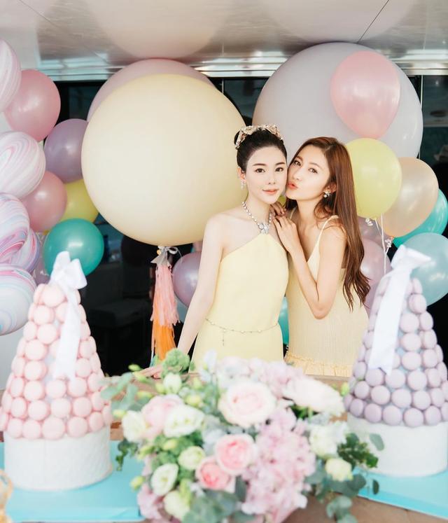 方媛|方媛参加船趴陪闺蜜庆生，束腰吊带裙尽显好身材，完全不像二娃妈妈