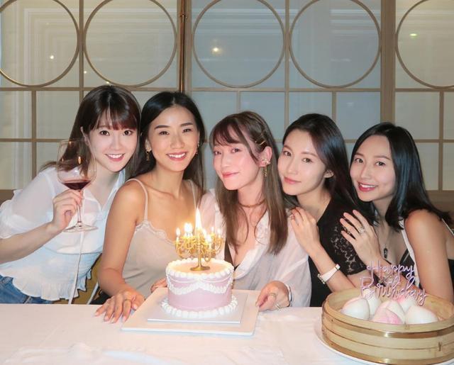 方媛|方媛参加船趴陪闺蜜庆生，束腰吊带裙尽显好身材，完全不像二娃妈妈