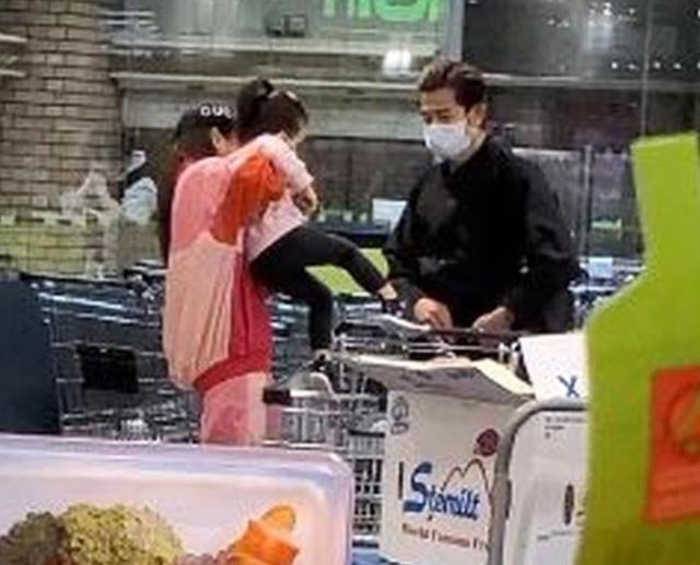 方媛|方媛参加船趴陪闺蜜庆生，束腰吊带裙尽显好身材，完全不像二娃妈妈