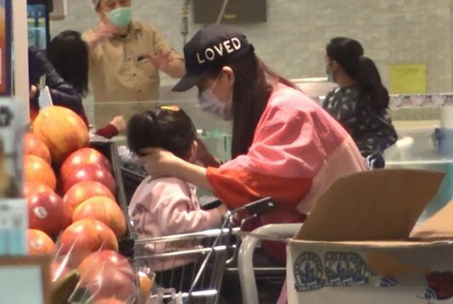 方媛|方媛参加船趴陪闺蜜庆生，束腰吊带裙尽显好身材，完全不像二娃妈妈