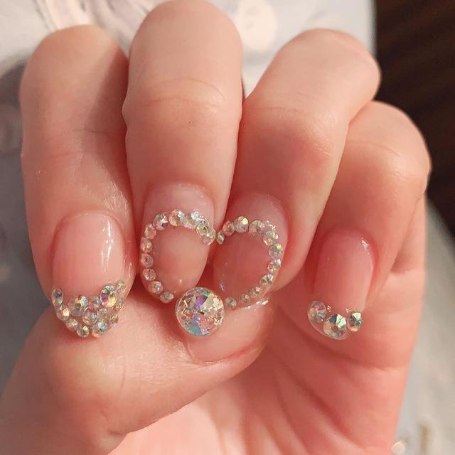 方媛|方媛参加船趴陪闺蜜庆生，束腰吊带裙尽显好身材，完全不像二娃妈妈