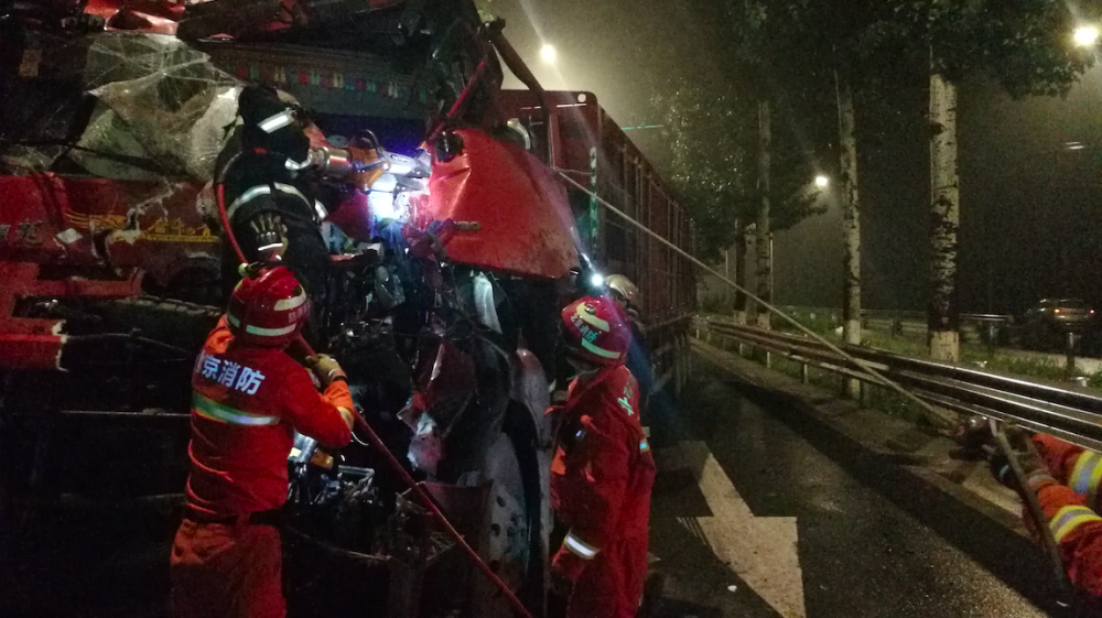 消防员|今晨突发追尾事故 消防员从“稀烂” 货车中救出被困司机
