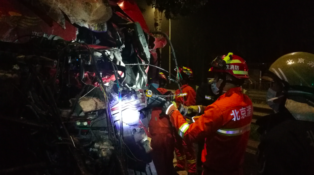 消防员|今晨突发追尾事故 消防员从“稀烂” 货车中救出被困司机