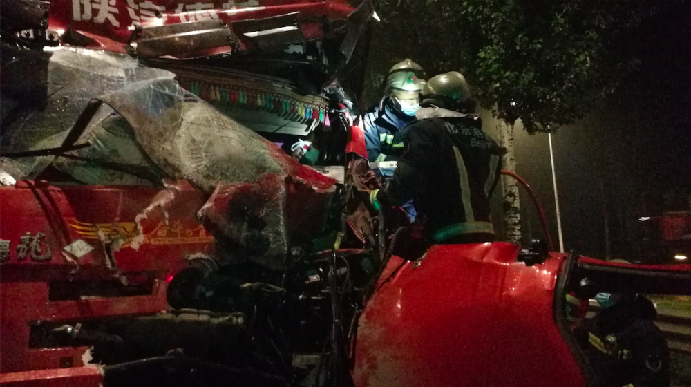 消防员|今晨突发追尾事故 消防员从“稀烂” 货车中救出被困司机