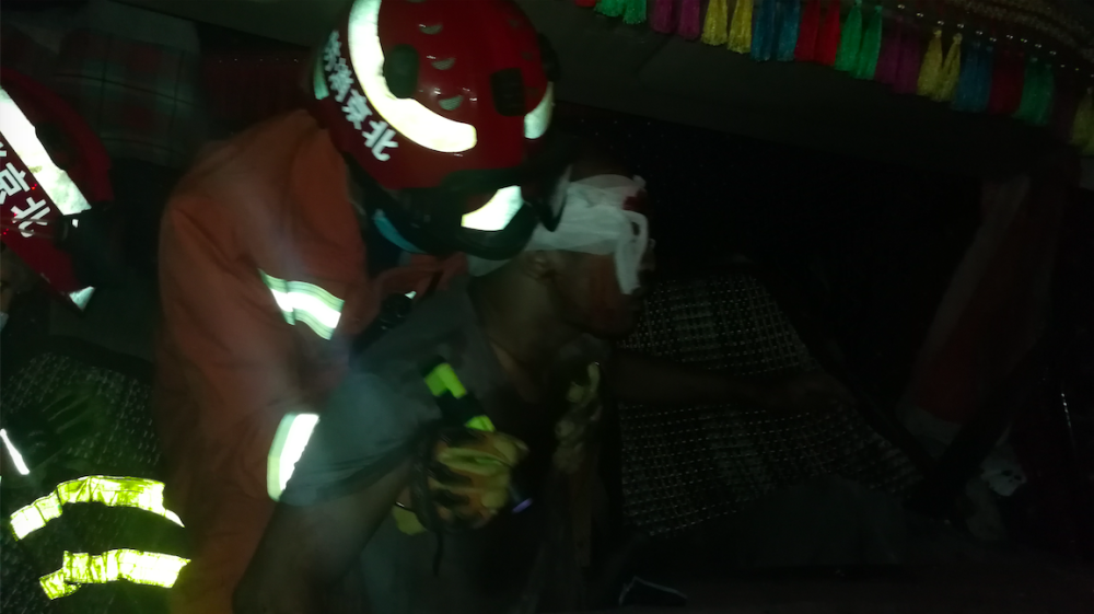 消防员|今晨突发追尾事故 消防员从“稀烂” 货车中救出被困司机