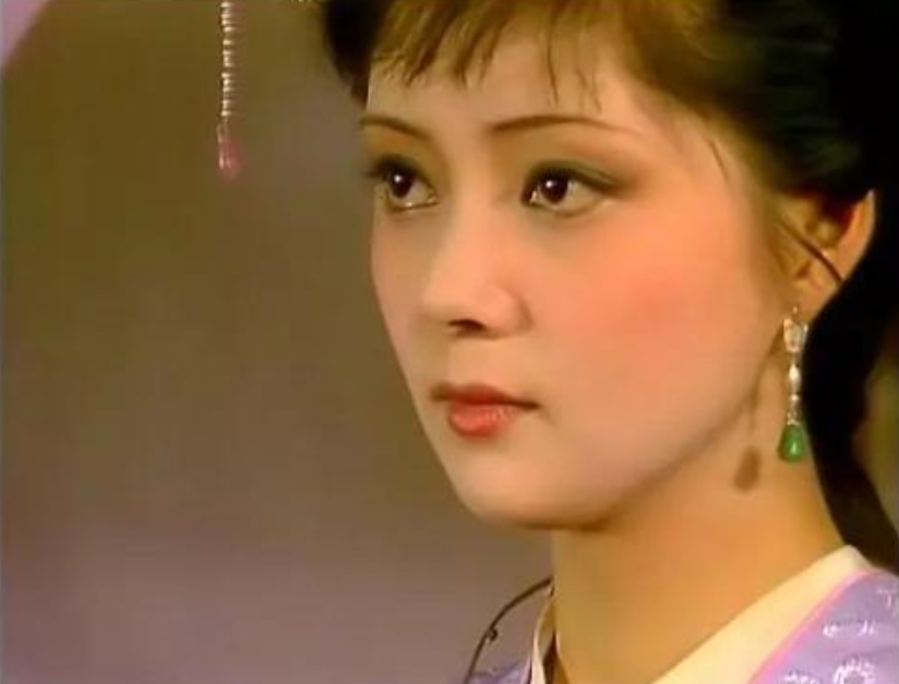 薛宝钗|薛宝钗收买人心，平儿看不下去，说出一件事揭开她的伪装