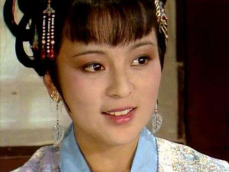 薛宝钗|薛宝钗收买人心，平儿看不下去，说出一件事揭开她的伪装