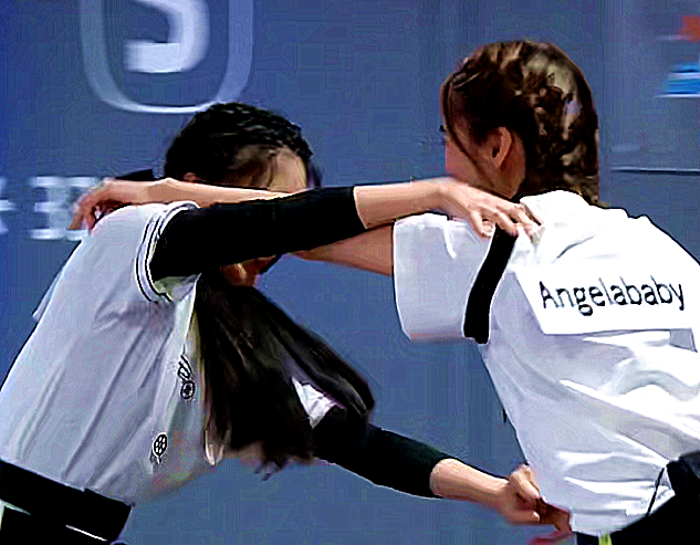 《奔跑吧》撕名牌环节,baby脱口而出的一句话,暴露婚后的辛酸