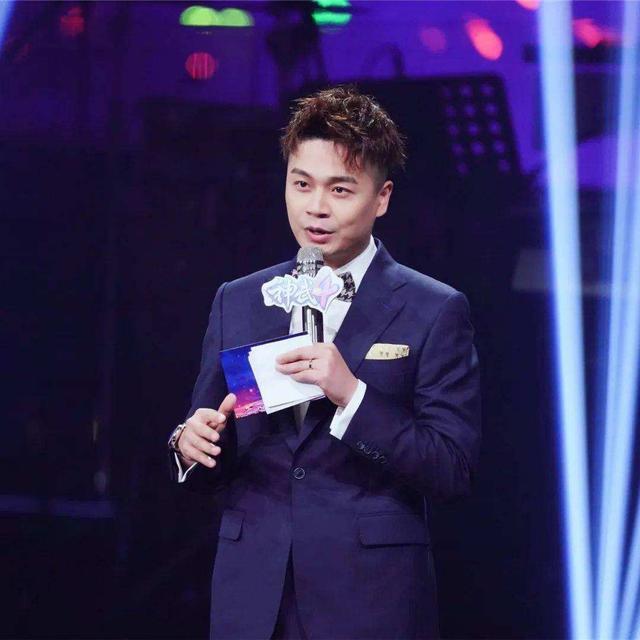 浙江当家主持沈涛晒近照娶了递话筒女人别墅气派大如展览馆