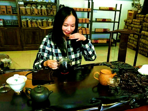 作者介绍:临渊读水,泸州人,一个喜欢种花喝茶的女子.