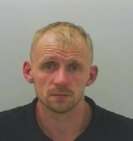 英国_社会|英国男子从9岁开始犯罪，身手矫健作案多年，如今40岁仍在逃亡