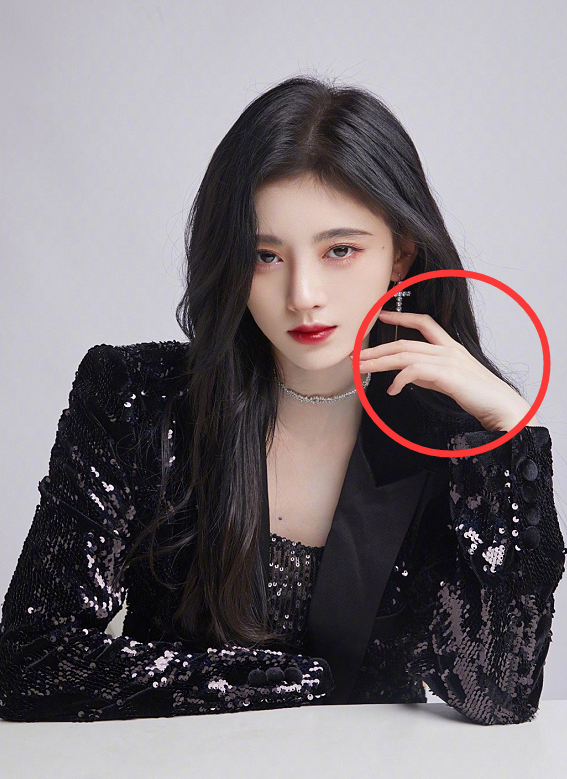 鞠婧祎才是"手比脸老十岁",当她把手放在脸旁,终于信她26岁了