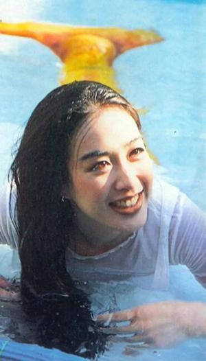 钟丽缇|《人鱼传说》钟丽缇水下游泳好美，郑伊健白衣长发飘飘，二人绝配