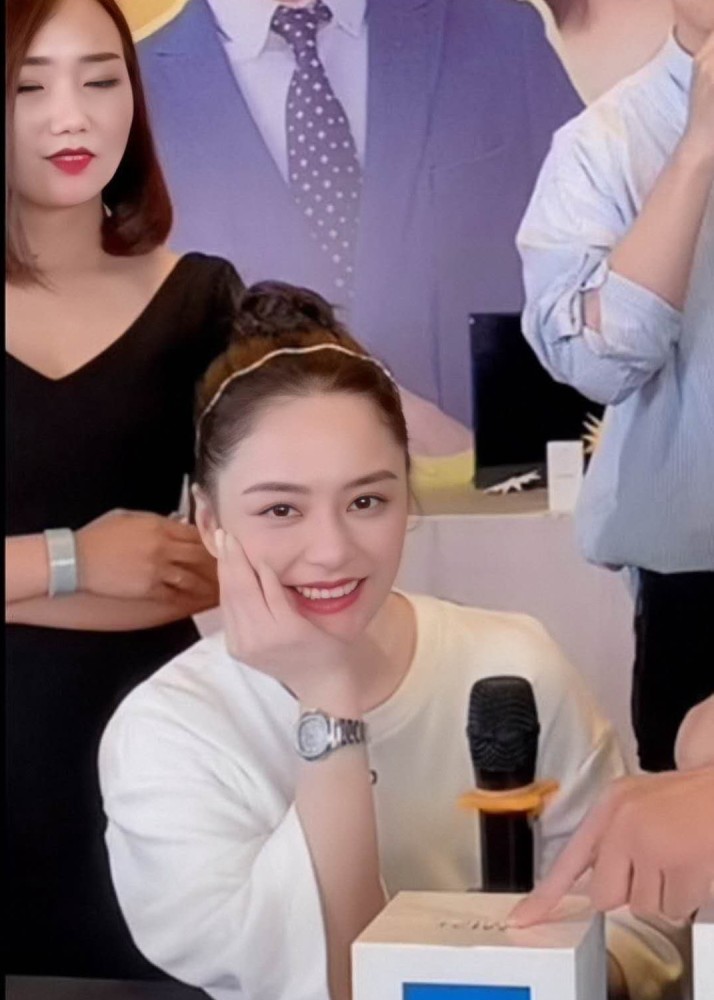 钟欣潼|阿娇复工胖了一圈，与素人合照显壮硕，网友怀疑她不是真人是替身