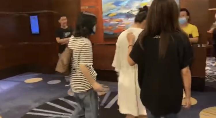 钟欣潼|阿娇复工胖了一圈，与素人合照显壮硕，网友怀疑她不是真人是替身