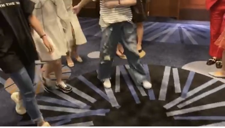 钟欣潼|阿娇复工胖了一圈，与素人合照显壮硕，网友怀疑她不是真人是替身