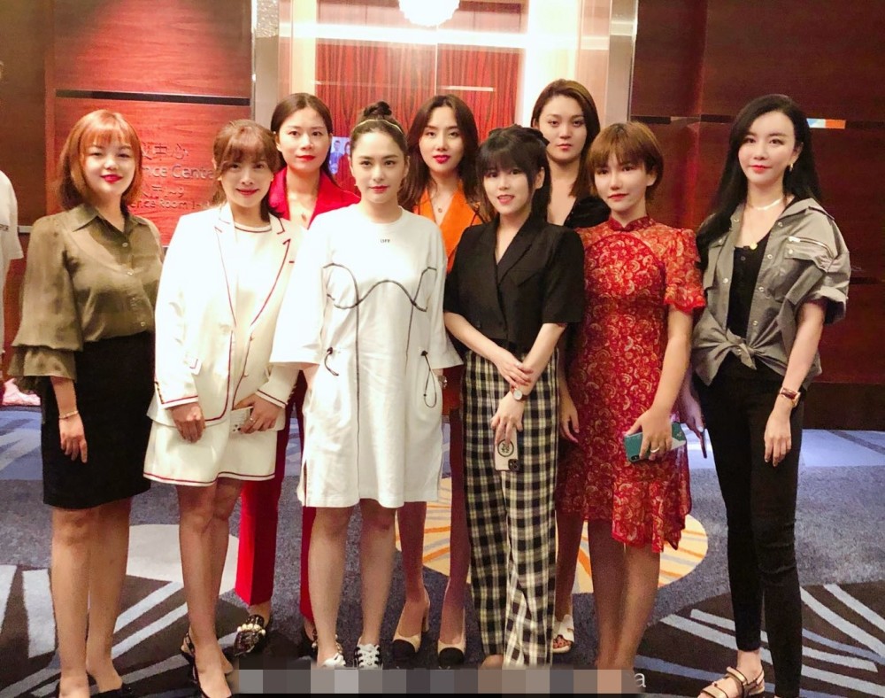 钟欣潼|阿娇复工胖了一圈，与素人合照显壮硕，网友怀疑她不是真人是替身