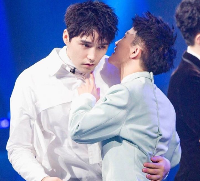 周深阿云嘎相处亲密被磕cp两人关系不一般互动更是让人脸红