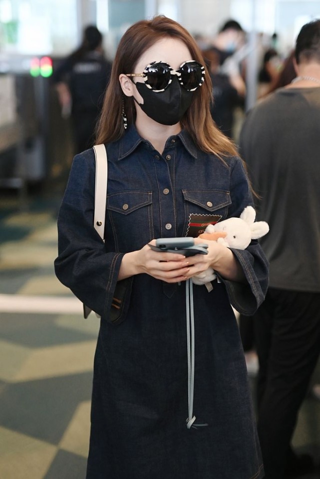 姜贞羽穿牛仔连衣裙造型清丽 获赠小兔子玩偶十分开心