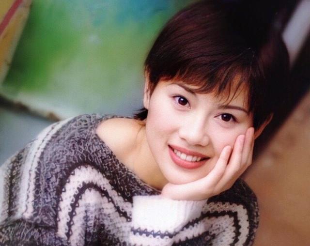 15岁出道,34岁被骗得一无所有,49岁闪亮登场,看陈松伶再出发